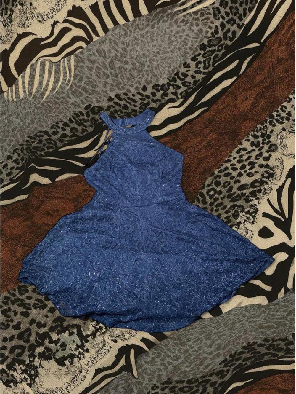 Navy blue lace dress with glittery details #glamour #party